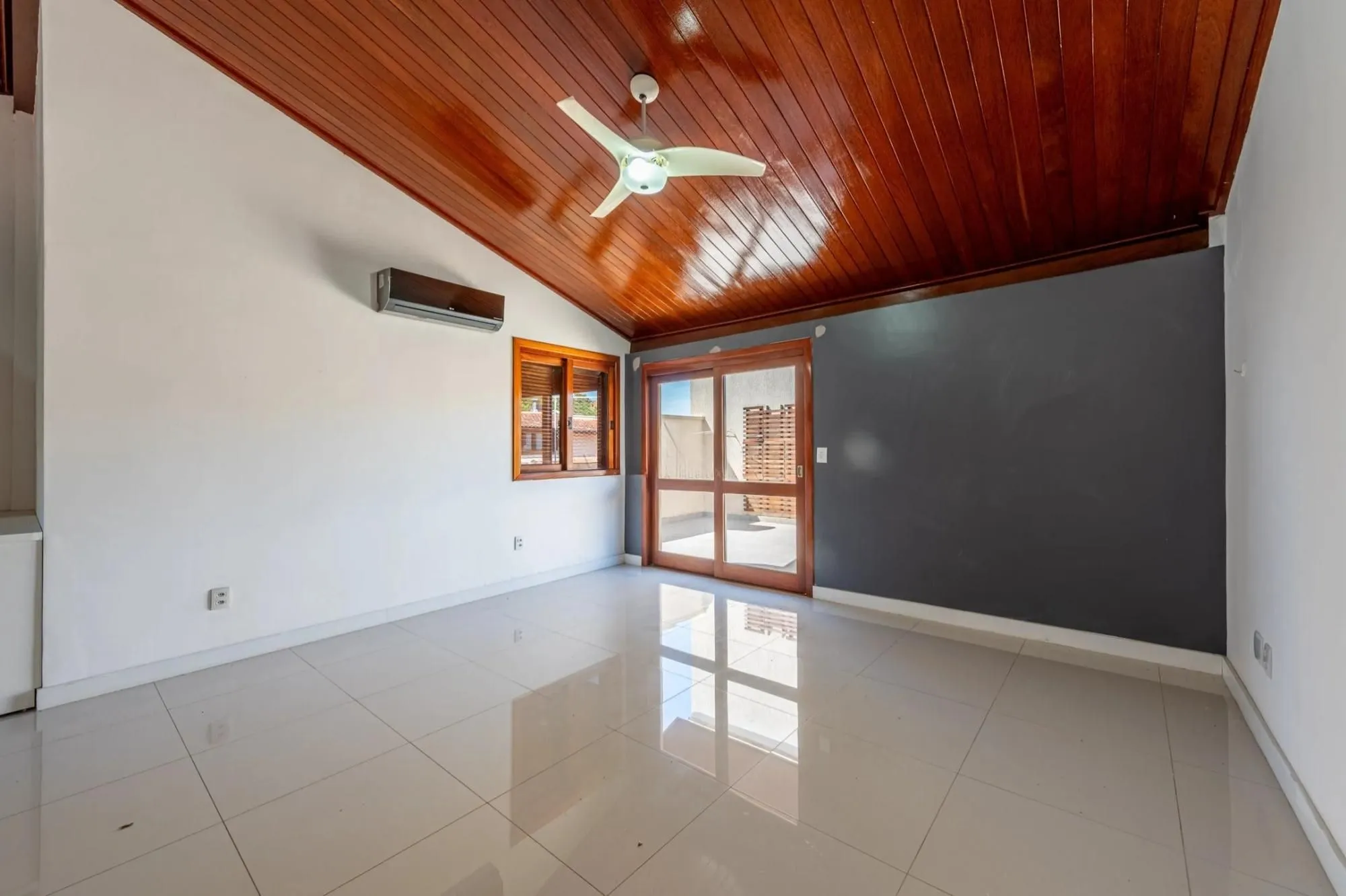 Imagem Casa em condomínio com 3 dormitórios, suíte e 2 vagas.