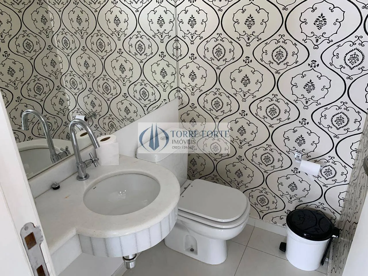 Imagem Ótima sala comercial com 35 m² 1 banheiro 1 copa, varanda 1 vaga de garagem