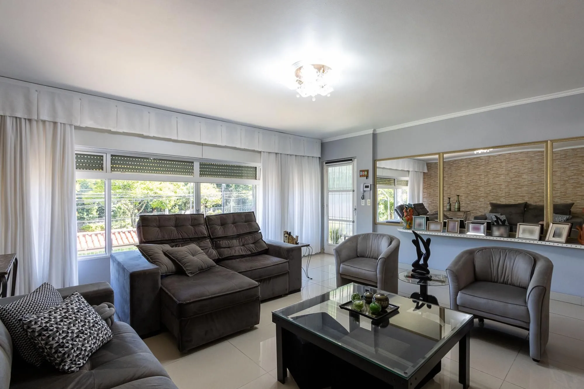Imagem Casa de alvenaria, 4 dormitórios, 2 suítes, bairro Cristal.
