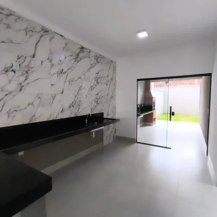 Imagem Casa De 2/4 Com Suite Om Quintal Grande E Otimo Acabamento No Parque Montreal