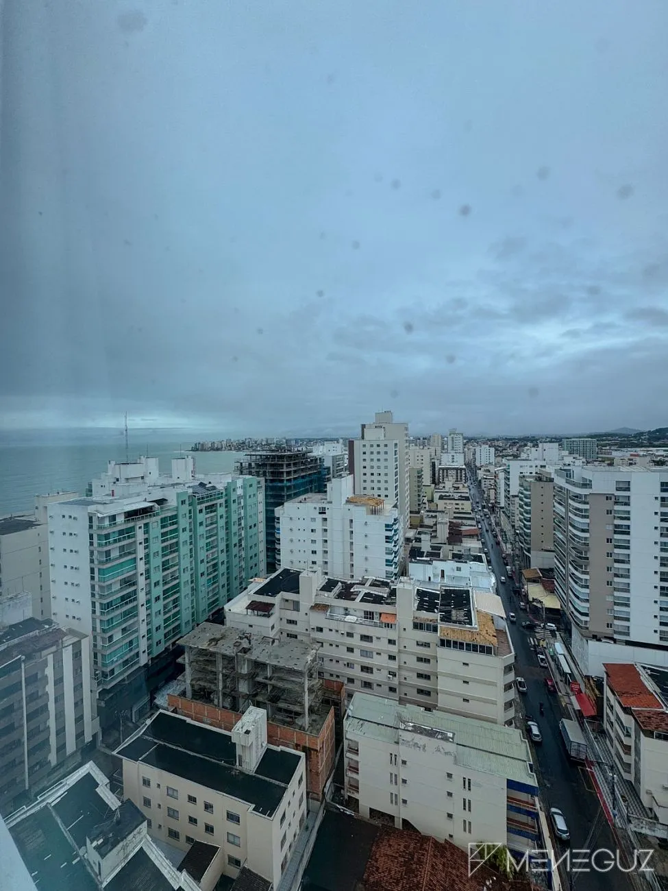 Imagem Apartamento mobiliado de 3 quartos na Avenida Praiana - andar alto, vista para as montanhas e vista discreta para o mar!