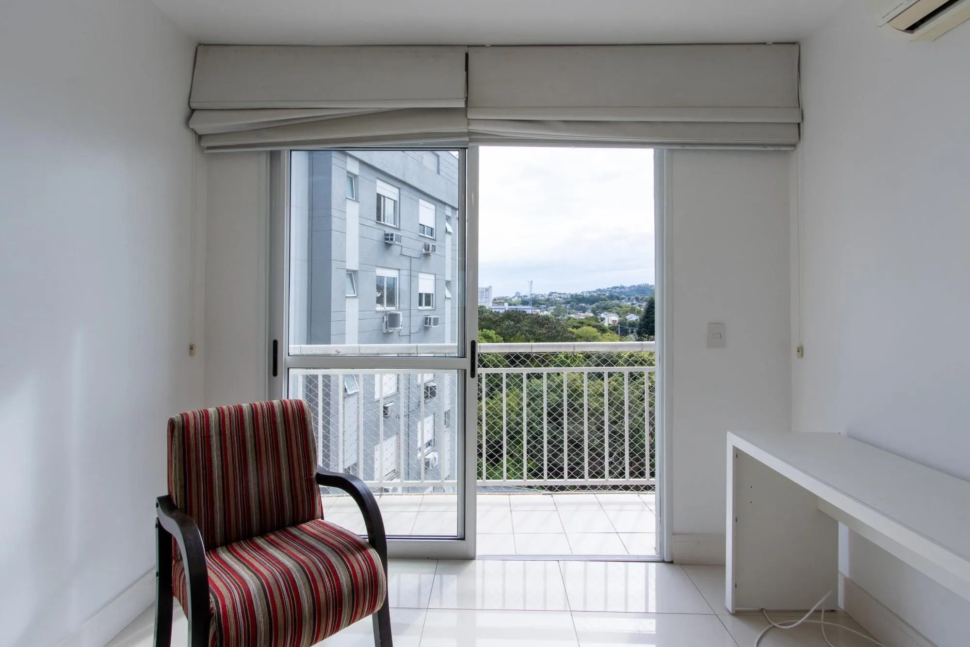 Imagem Apartamento no Bairro Cristal de 3 dormitórios,1 Suíte, Semi mobiliado com 1 vaga escriturada