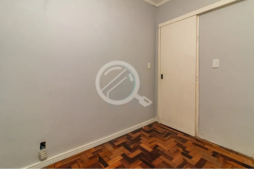 Imagem Descubra este encantador apartamento de 41m². Com dois dormitórios e piso de parquet, o imóvel of...