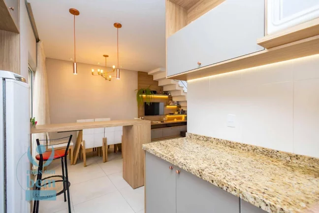 Imagem Sobrado com 3 quartos (1 suíte), 4 vagas de garagem à venda por R$ 780.000 - Pinheirinho - Curitiba/PR