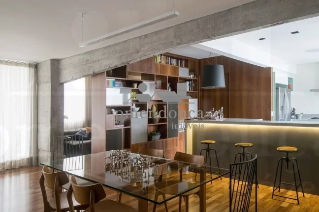 Imagem Lindo apartamento reformado com 1 suíte e 2 vagas, 140m².3