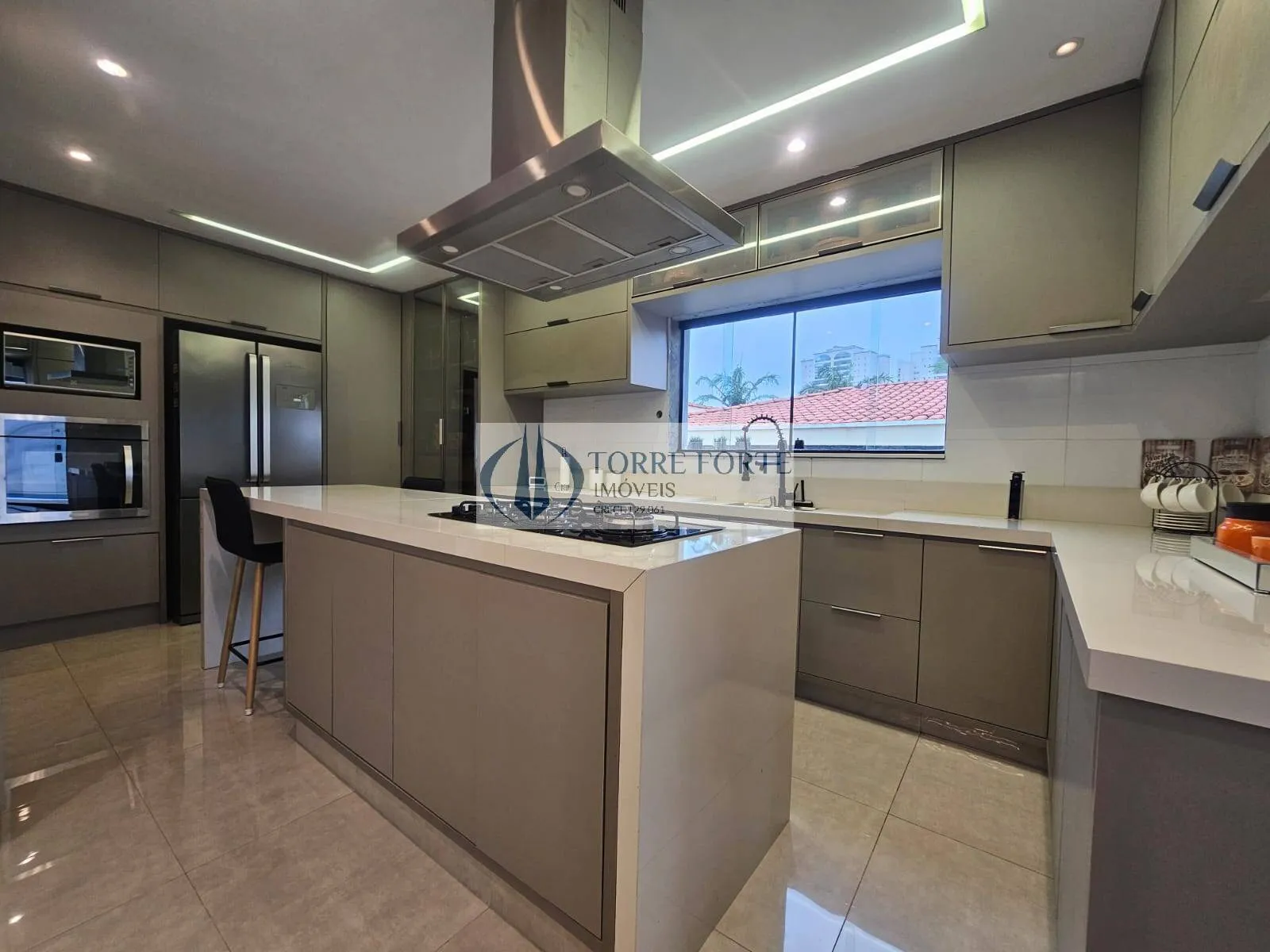 Imagem Ótima casa 396 m², 3 dormitórios sendo 1 suíte, 5 banheiros, em S.C do Sul