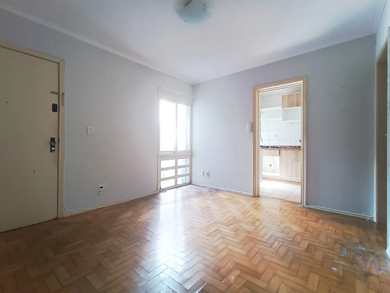 Imagem Apartamento de 2 dormitórios para locação no bairro Menino Deus, na Rua Barão do Gravataí. Um i...