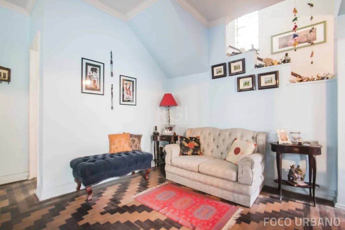 Imagem Casa para Venda - 250m², 4 dormitórios, 2 vagas - Petrópolis