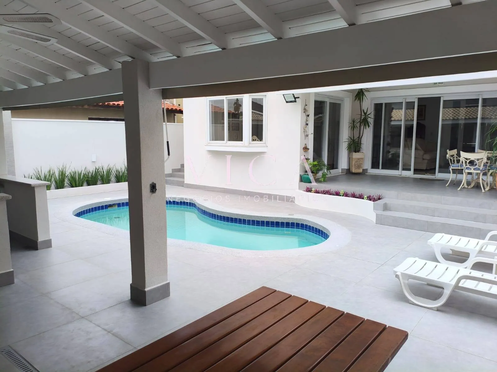 Imagem Alphaville | Casa Mobiliada com Piscina e 3 Suítes | Locação R$ 17.000,00