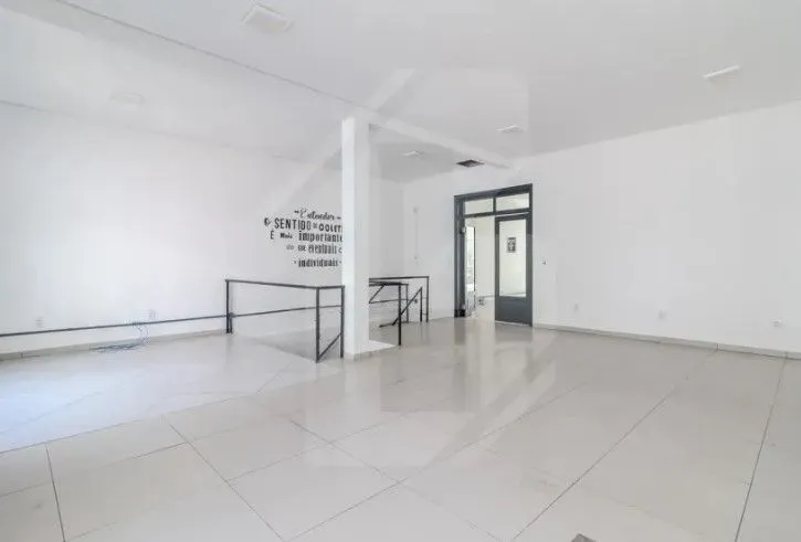 Imagem MÁFFER IMÓVEIS ALUGA - AMPLO PRÉDIO COMERCIAL COM 2 PAVIMENTOS Bairro Floresta - Porto Alegre Excelente prédio comercial, próximo ao shopping Total