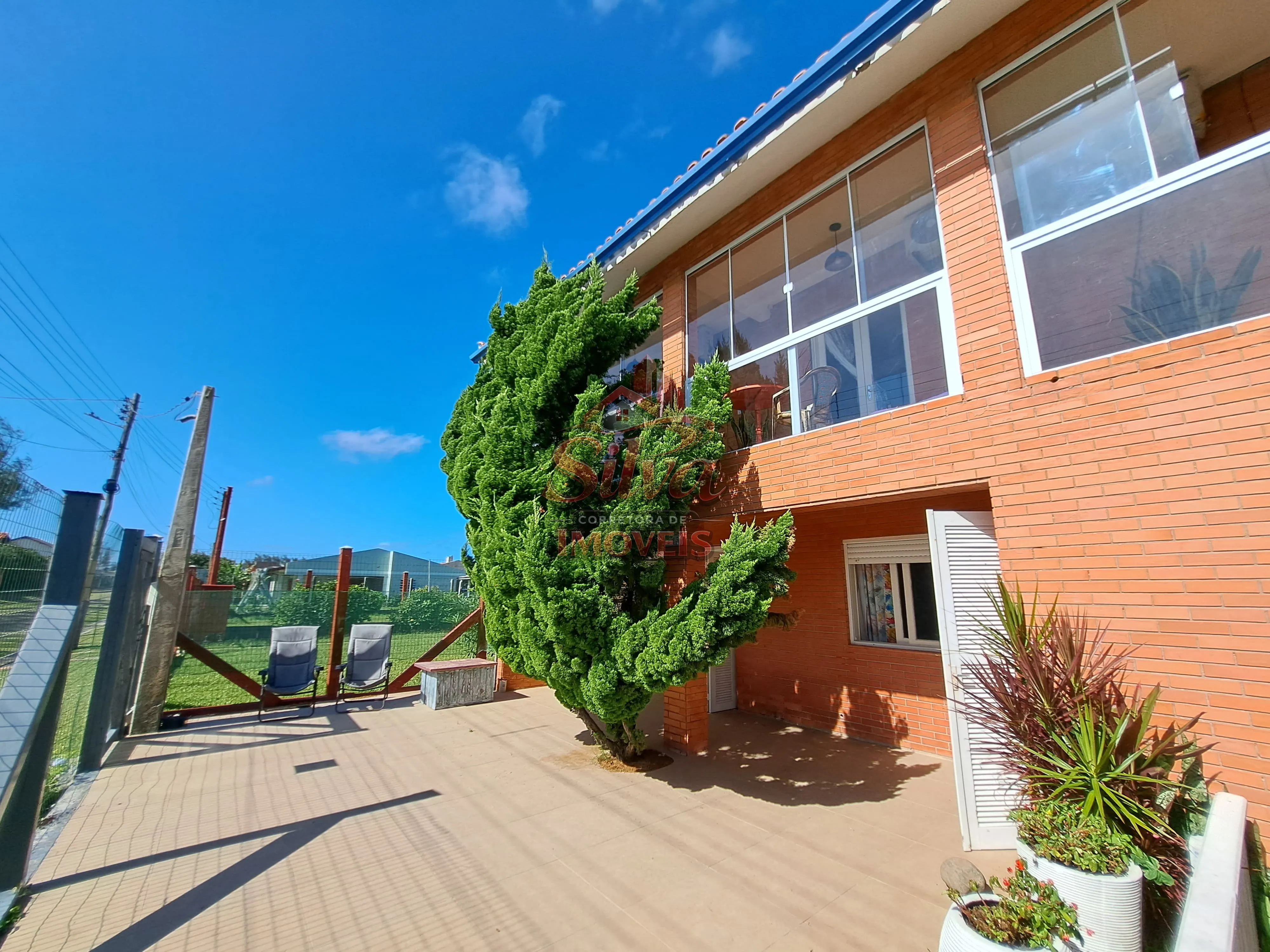 Imagem C1214 | Casa de esquina 4 dormitórios com suíte a 100m do mar