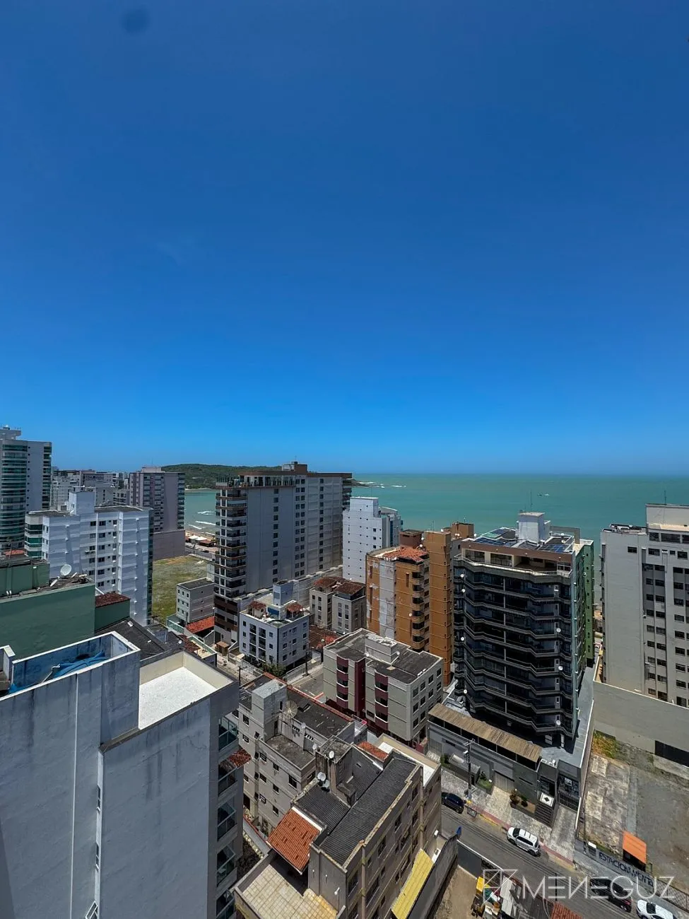 Imagem Apartamento mobiliado de 3 quartos na Avenida Praiana - andar alto, vista para as montanhas e vista discreta para o mar!