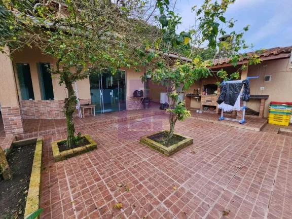 Imagem Excelente Casa à Venda em Guaiúba, Guarujá - 3 Dormitórios, Suíte e 4 Vagas de Garagem