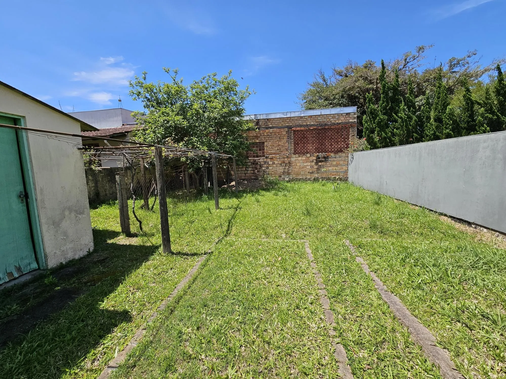 Imagem AMPLO TERRENO FRENTE NORTE NA MELHOR RUA DO BAIRRO TRISTEZA