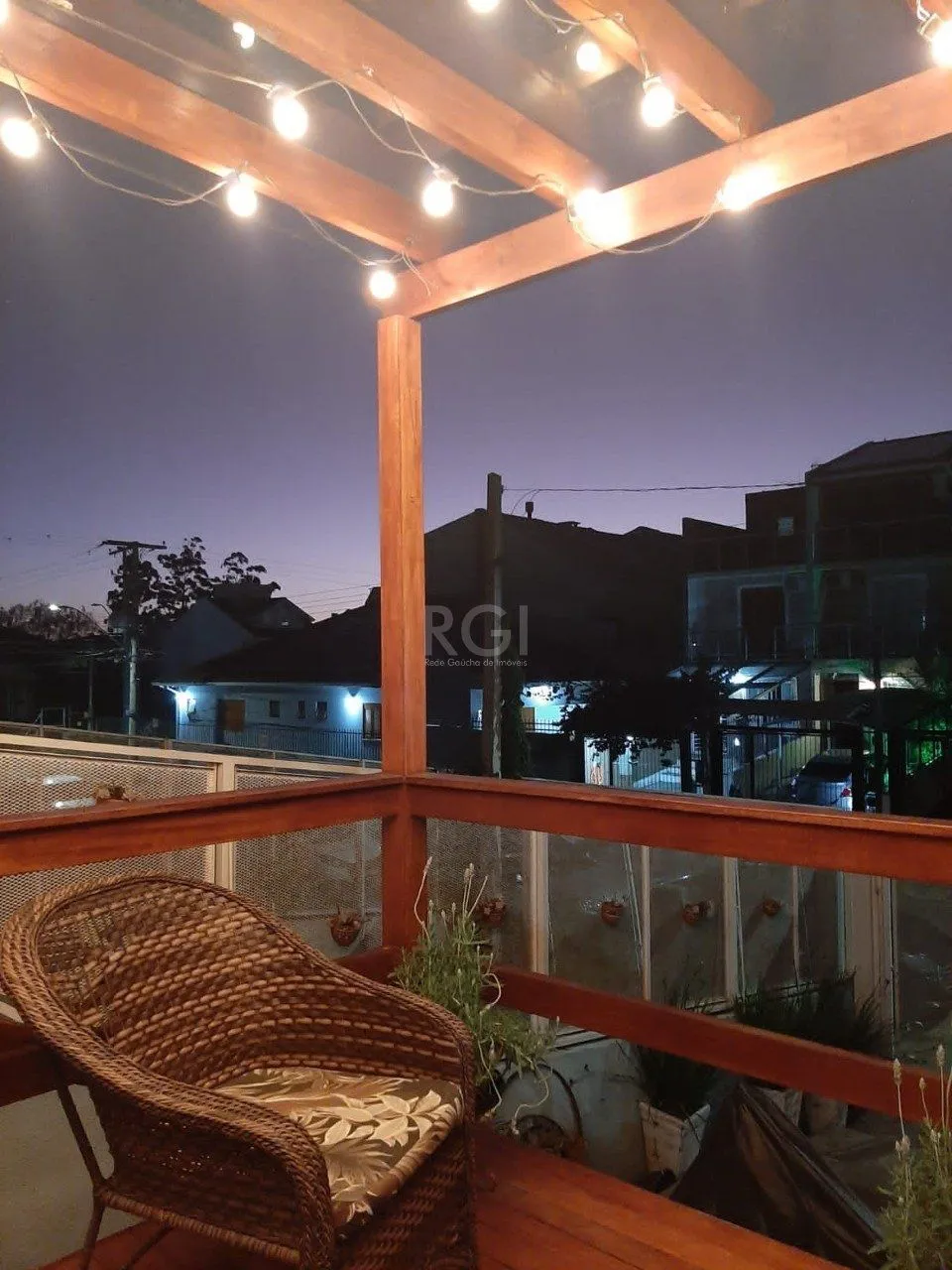 Imagem Casa com 3 dormitórios 2 suítes, área gourmet, vaga de estacionamento, Guarujá, Porto Alegre RS