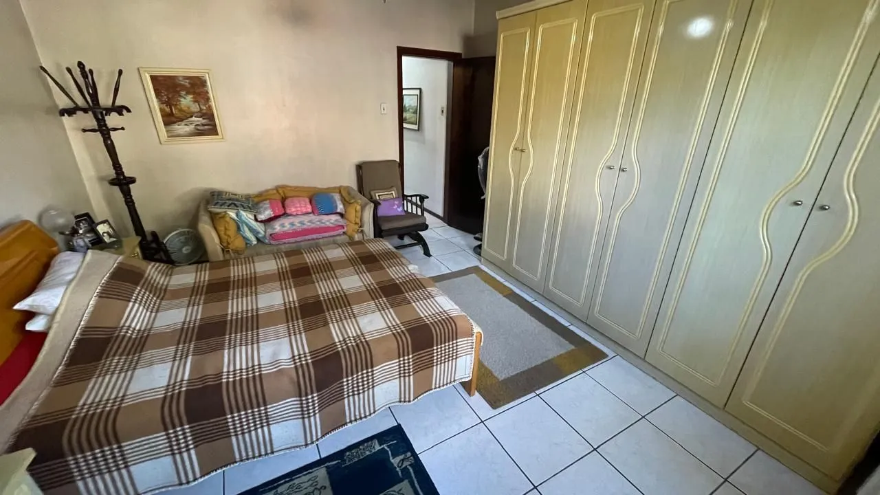 Imagem Casa com pátio com 3 dormitórios, 2 banheiros e 4 vagas.