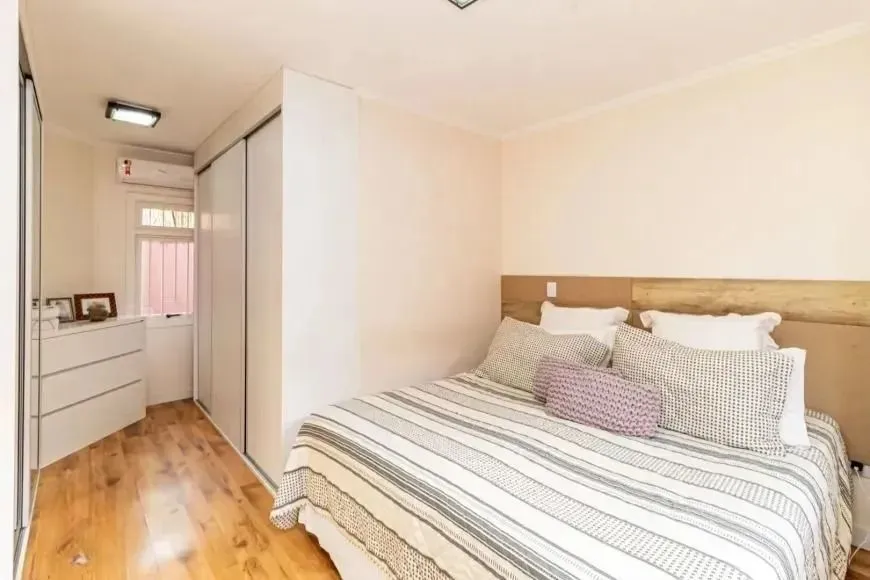 Imagem Casa com 214m², localizado no bairro Vila Jardim em Porto Alegre/RS.