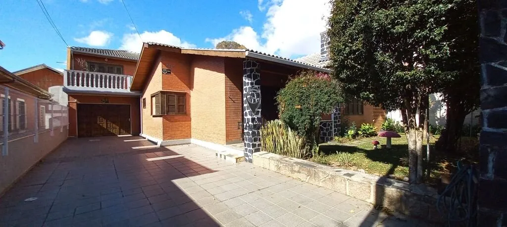 Foto do imóvel Casa Residencial/Comercial zoneamento ZR-3, para Venda em Curitiba. CASA localiz... em Vinte e Quatro de Maio