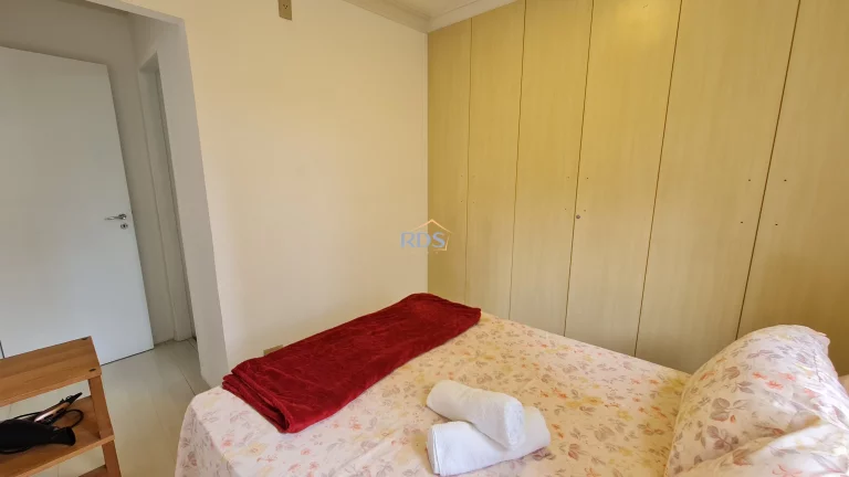 Imagem Vende um aconchegante apartamento de 51m², com dois dormitórios sendo uma suíte, uma vaga coberta