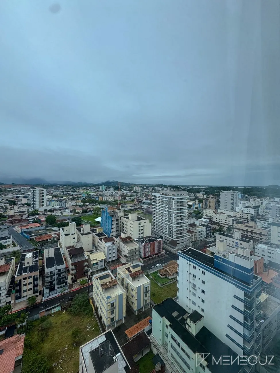 Imagem Apartamento mobiliado de 3 quartos na Avenida Praiana - andar alto, vista para as montanhas e vista discreta para o mar!