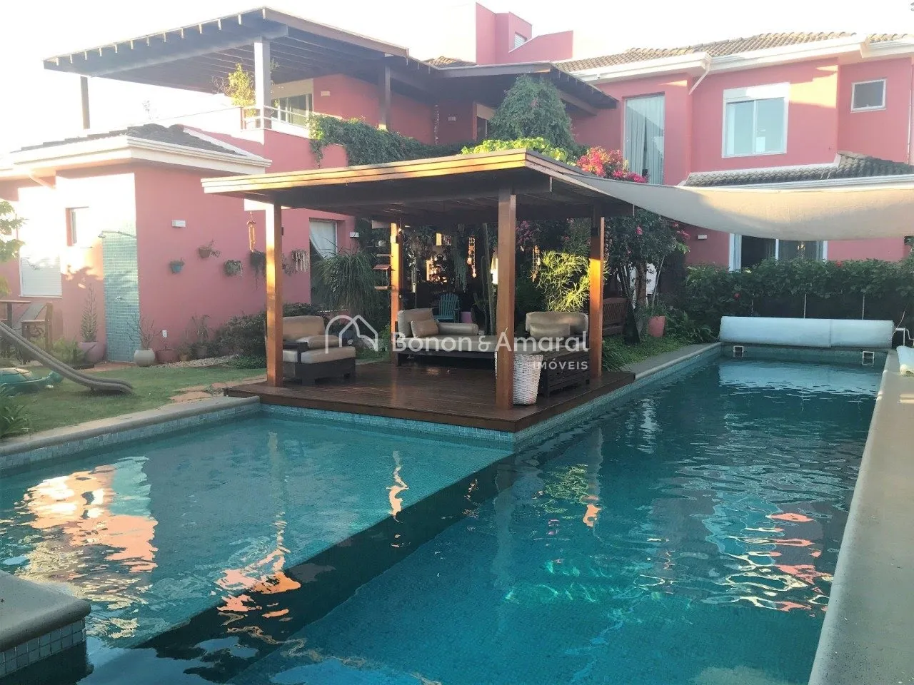 Imagem Casa de condomínio com 304 m² e 5 quartos