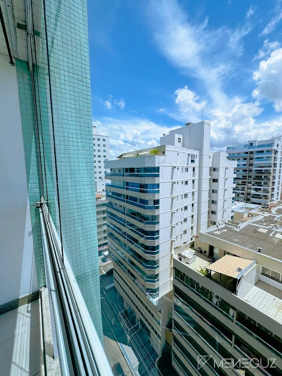 Imagem Apartamento Mobiliado na Praia do Morro - 3 Quartos em Prédio Frente Mar!