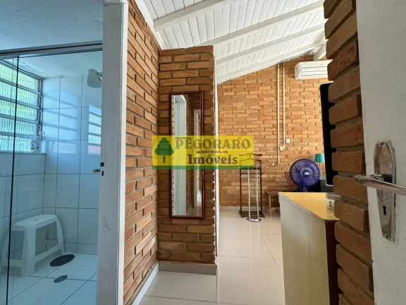 Imagem Maravilhosa Casa à Venda na Martim de Sá - 4 Quartos, 2 Suítes, 3 Salas, 2 Banheiros, 12 Vagas de Garagem, 230 m²!