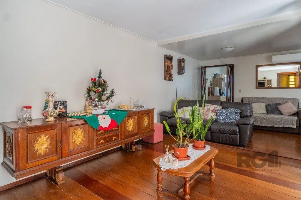 Imagem Casa com 4 dormitórios no bairro Gloria