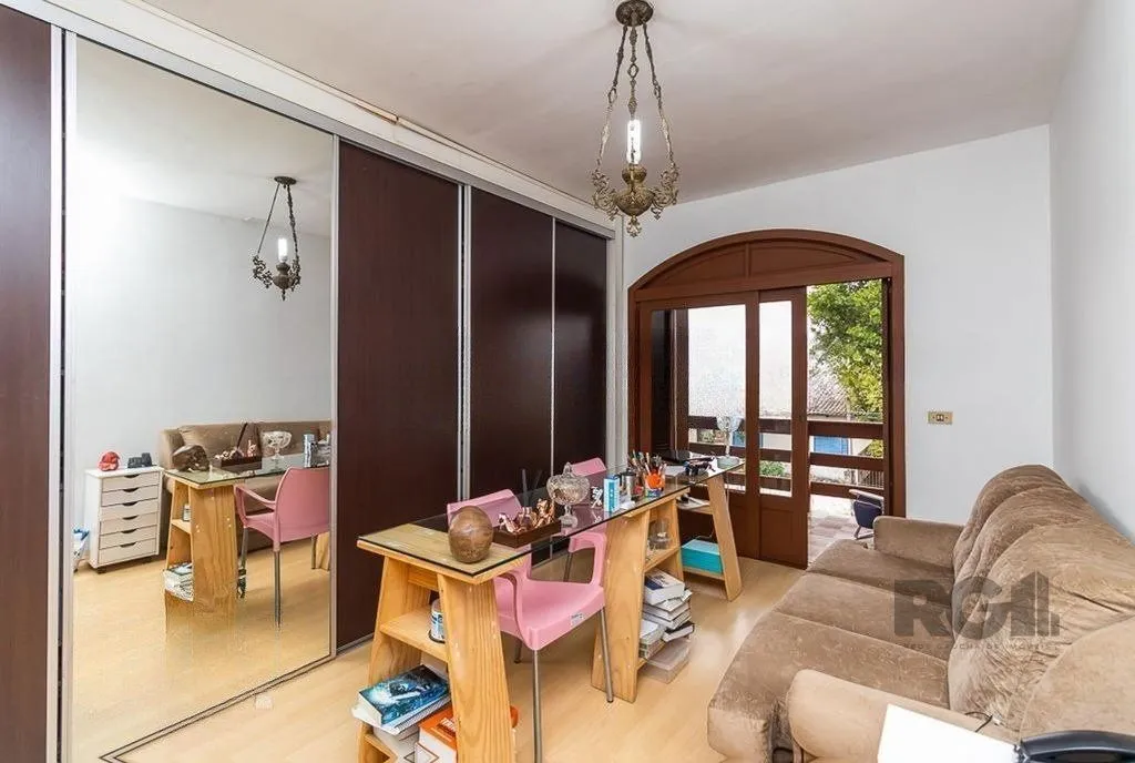 Imagem Casa de 245m² com 5 dormitórios no bairro Sarandi