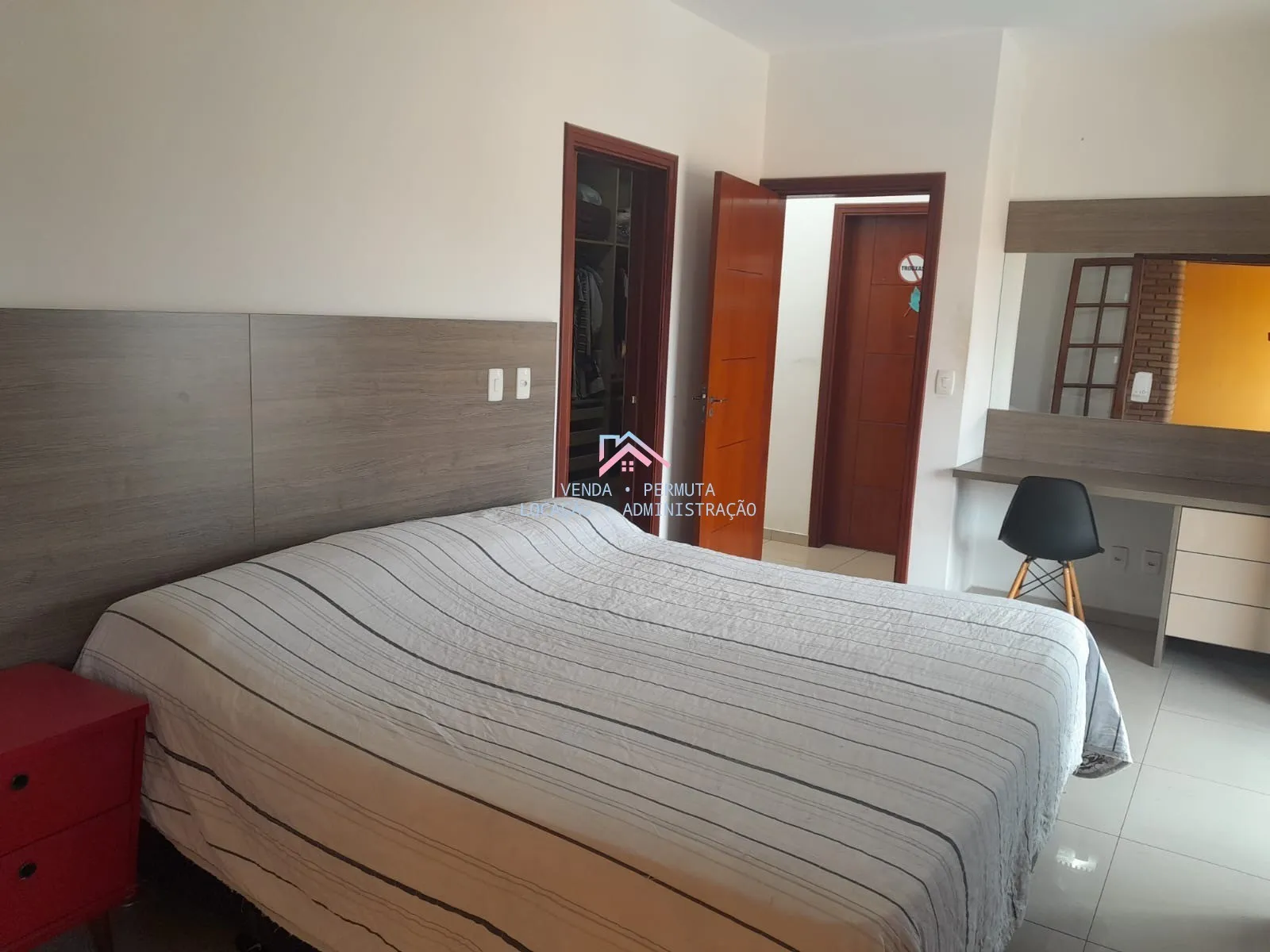 Imagem Casa em Alto Padrão Vista Verde Bairro Caxambu - 504 m2 de área útil com 4 dormitórios - Jundiaí - S