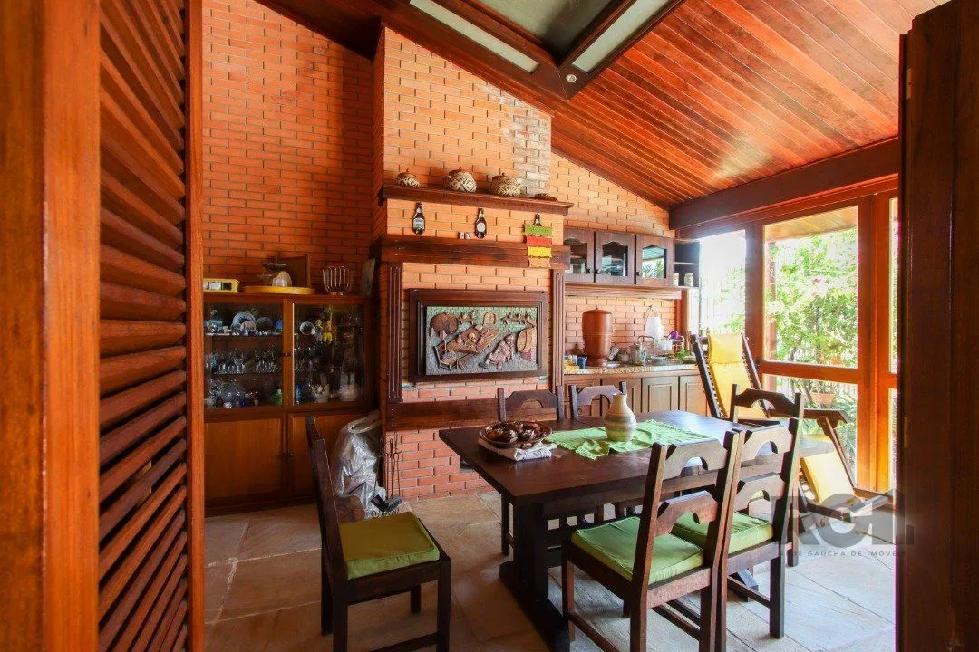 Imagem Casa com 4 dormitórios, sendo 1 suíte, com 2 vagas cobertas, no bairro Nonoai, Porto Alegre, RS