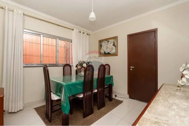 Imagem Casa bem localizada no bairro Vila Marari com 3 dormitórios, 1 suíte, 4 banheiros,2 vagas