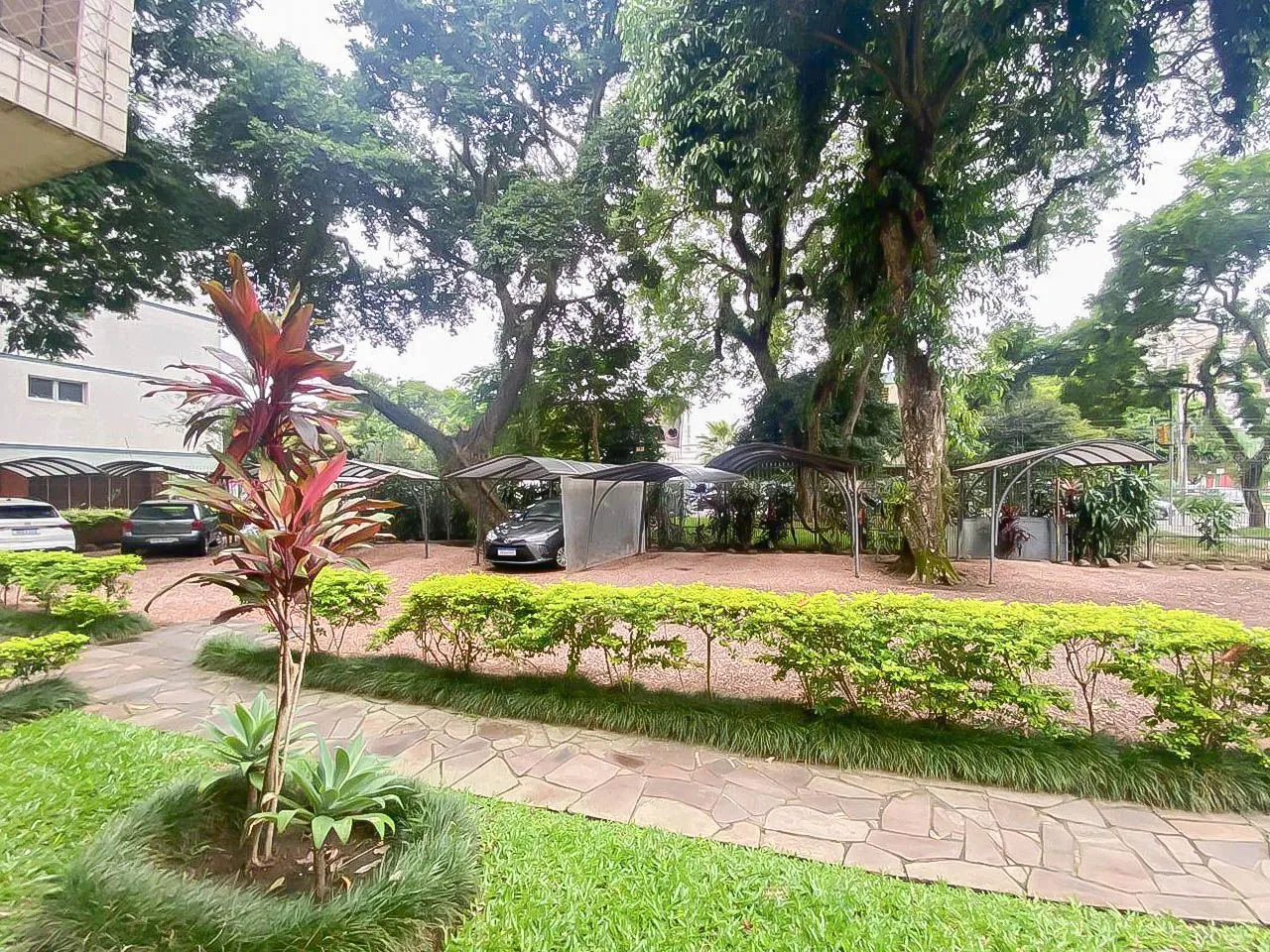 Imagem Apartamento 2 Dormitórios com Vaga Coberta no Menino Deus - Av. Ganzo, de Frente