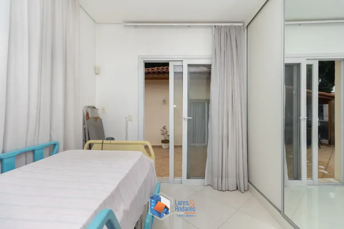 Imagem Casa para venda em Parque São Domingos com 4 quartos, sendo 2 suítes, 210m²