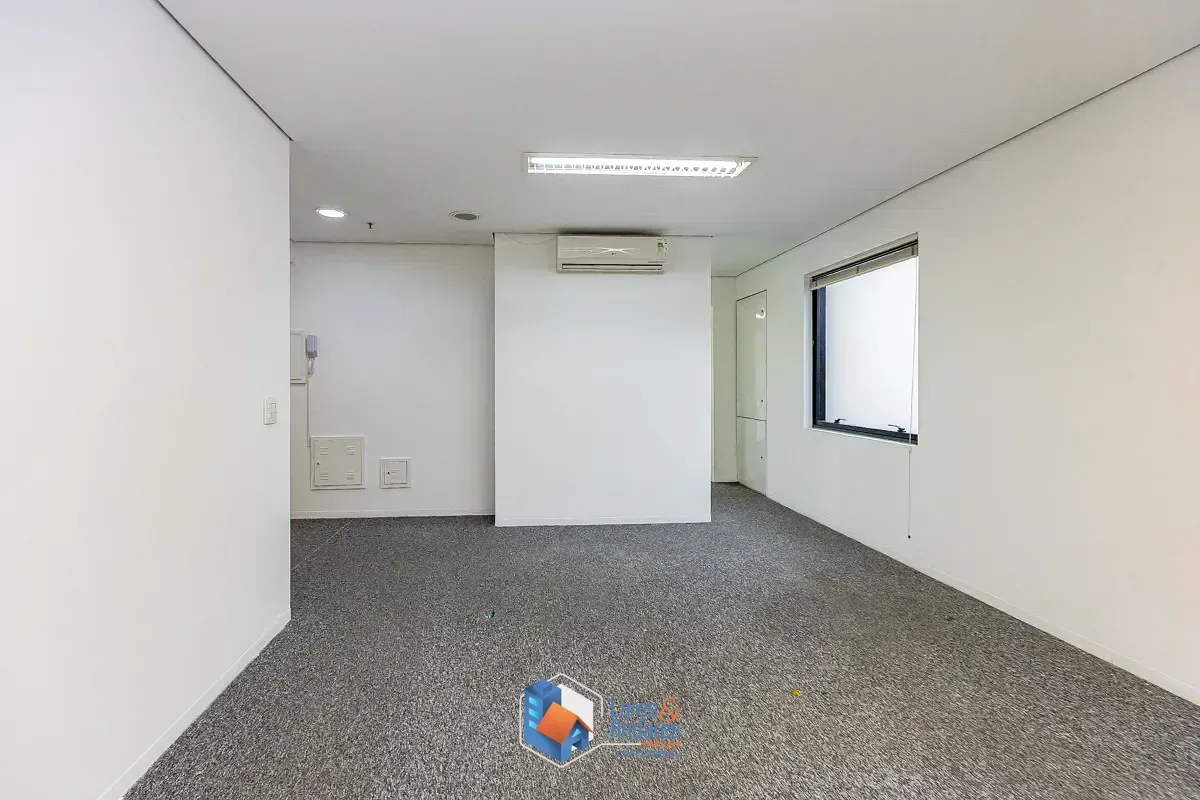Imagem Conjunto comercial para venda em Cerqueira César, 90m²