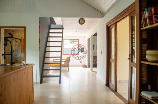 Imagem CASA NO SERTÃO DE CAMBURI, COM 3 DORMÍTORIOS, SENDO UMA SUÍTE, SALA AMPLA, AREA GOURMET, JARDIM EM TERRENO DE 405 MT