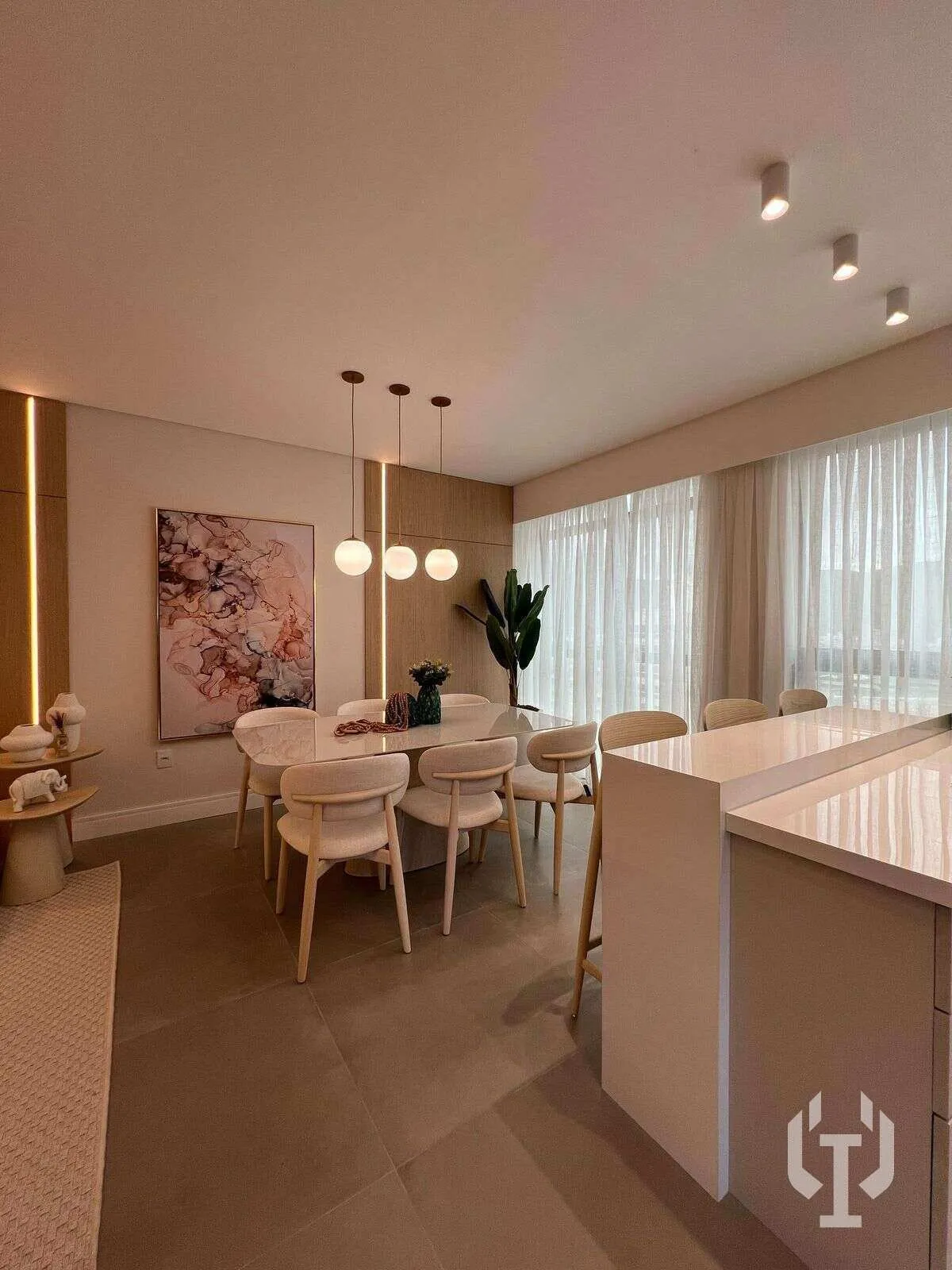 Imagem Showroom mobiliado e decorado com 3 suítes na Meia Praia