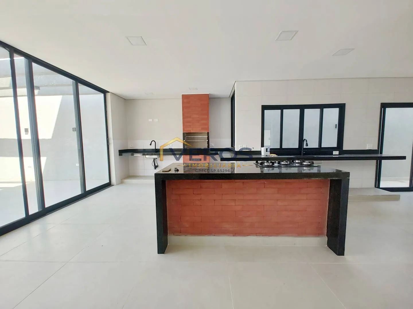 Imagem Casa a venda com piscina a 80m da praia Massaguaçu em Caraguatatuba