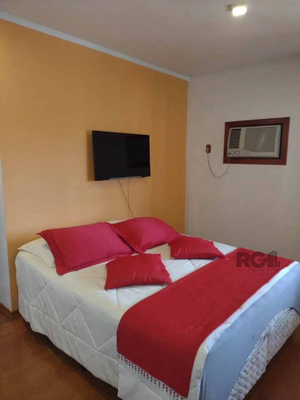 Imagem Casa semi mobiliada, 4 dormitórios, 5 vagas Bairro Vila Cachoeirinha
