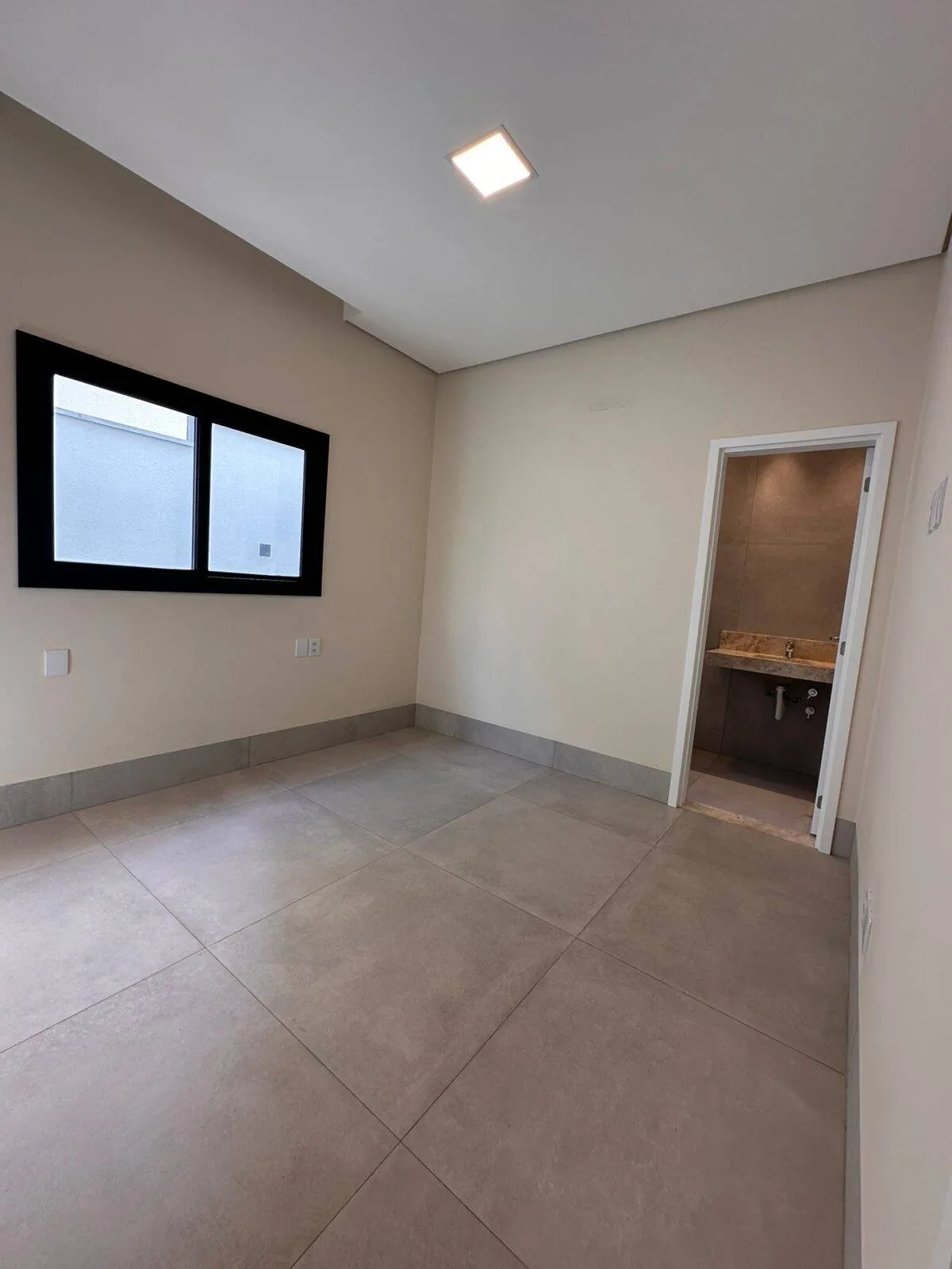 Imagem Casa três suítes Condomínio Belvedere 2