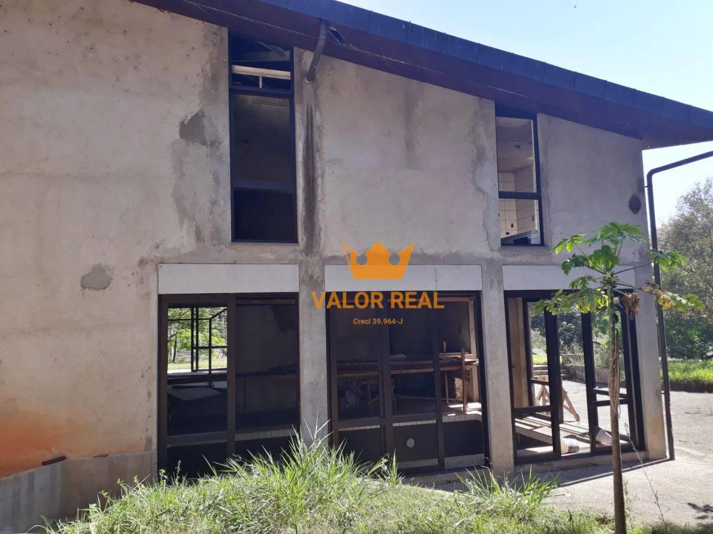 Imagem Magnifica casa em construção de alto padrão, possuindo 3.005m e mais 796m de área construida , possuindo um excelente design.