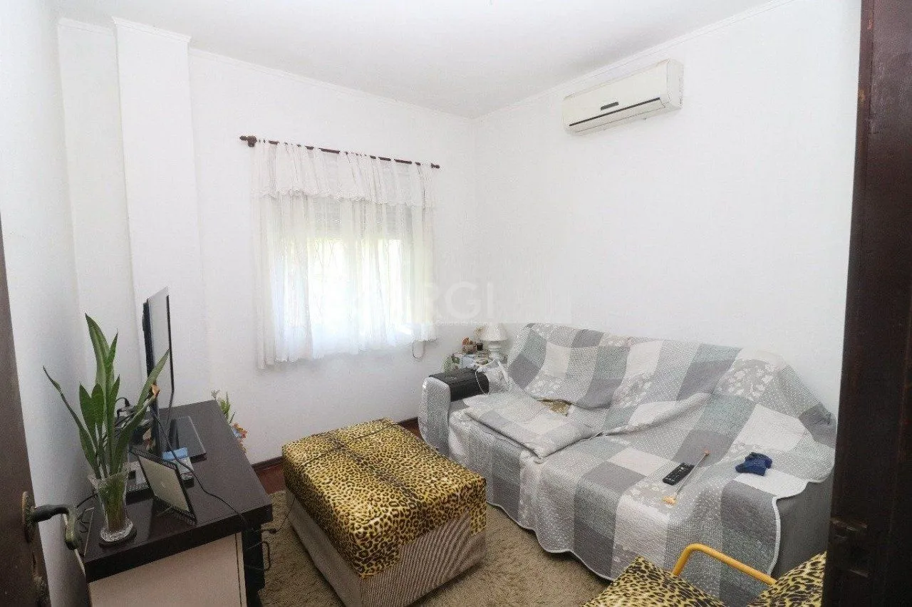 Imagem Casa para Venda - 250m², com 3 dormitórios, 1 suíte, sala ampla, copa cozinha, churrasqueira, lareira, banheiro social, dependência de empregada, 3 vagas - Medianeira