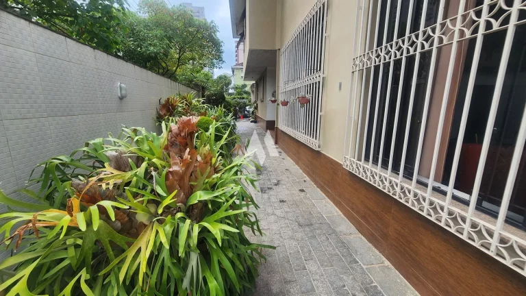 Imagem Sobrado Espetacular no Coração do Embaré – Conforto, Elegância e Localização Privilegiada