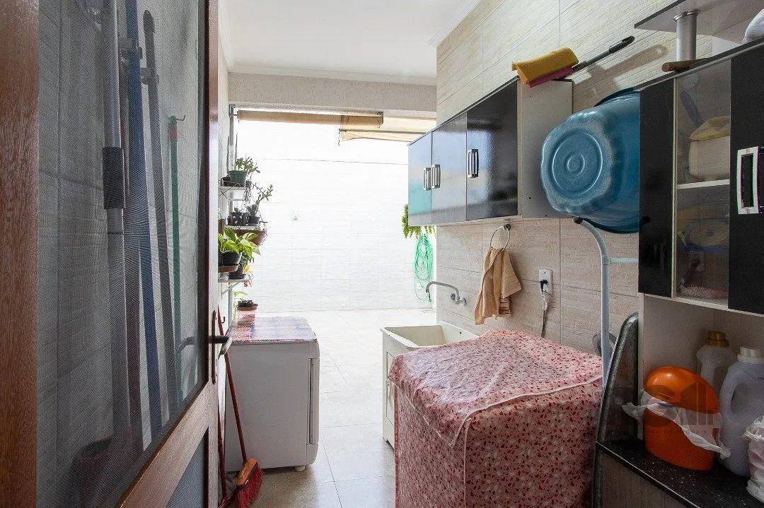 Imagem Casa para Venda com 3 dormitórios, sendo 1 suítes e 2 vagas no bairro Hípica