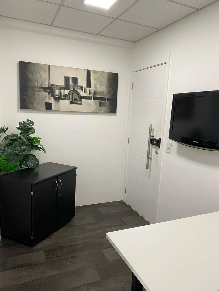 Imagem Sala Comercial Planejada e Mobiliada no Centro de Alphaville - 49m², 1 Vaga de Garagem