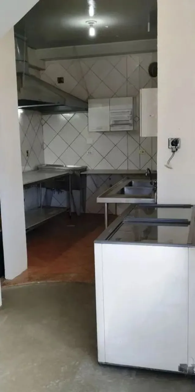 Imagem Salão Comercial de Alto Padrão para Locação na Vila Carvalho, Sorocaba-SP: 1 Sala, 2 Banheiros, 160m² de Área