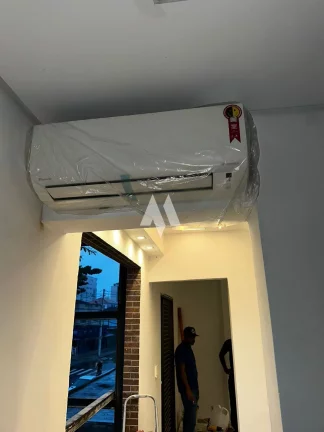 Imagem Apresentamos uma casa extraordinária, com 5 pavimentos e elevador, 3 suítes e uma master , toda climatizada, projetada com refinados toques de arquitetura e design de interiores assinados por Verônica Theodorico. Esta residência nova oferece um estilo de 