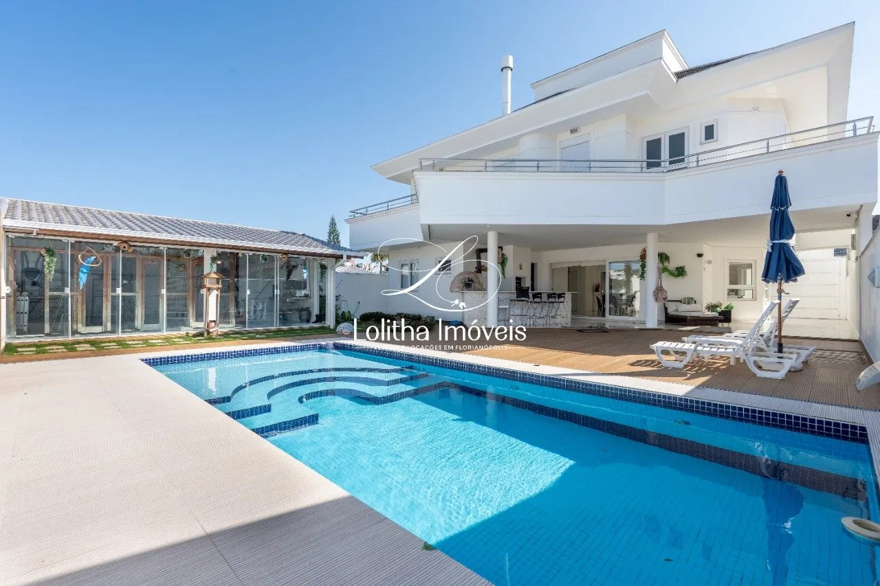 Foto do imóvel CASA DE ALTO PADRÃO COM 4 SUÍTES À VENDA EM JURERÊ em das Baleias Franca