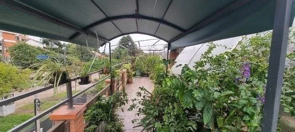Imagem Vende-se ampla casa 6 quartos, 2 suítes, 5 vagas de garagem, churrasqueira e duas entradas individuais - 360m² - Chácara das Pedras