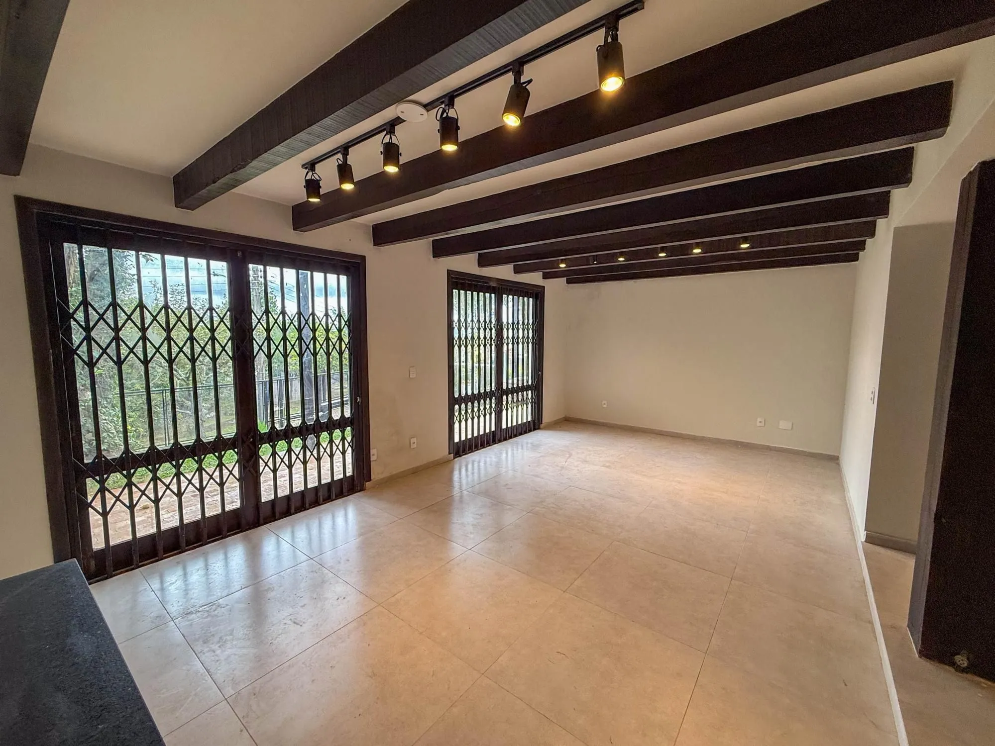 Imagem SOBRADO COM 4 DORMITORIOS